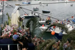 La Virgen del Carmen en un puerto pesquero