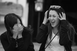 Dos chicas riéndose
