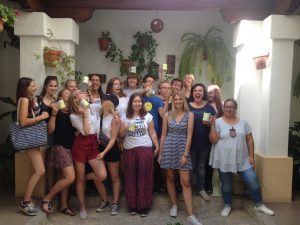 Alumnos en el patio de la Academia Andaluza