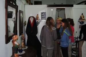 Unos estudiantes de la Academia Andaluza visitando el museo