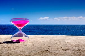 Reloj de arena en la playa