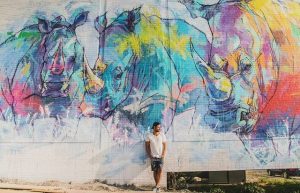 Adrián Torres delante de uno de sus murales