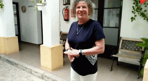 La profesora Carmen haiendo el gesto de irsec