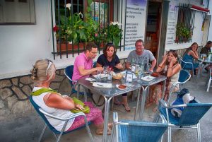 Personas tapeando en una terraza