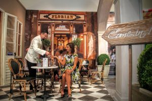 Cliente y camarero en una cafetería