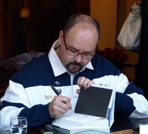 Carlos Ruiz Zafón firmando libros