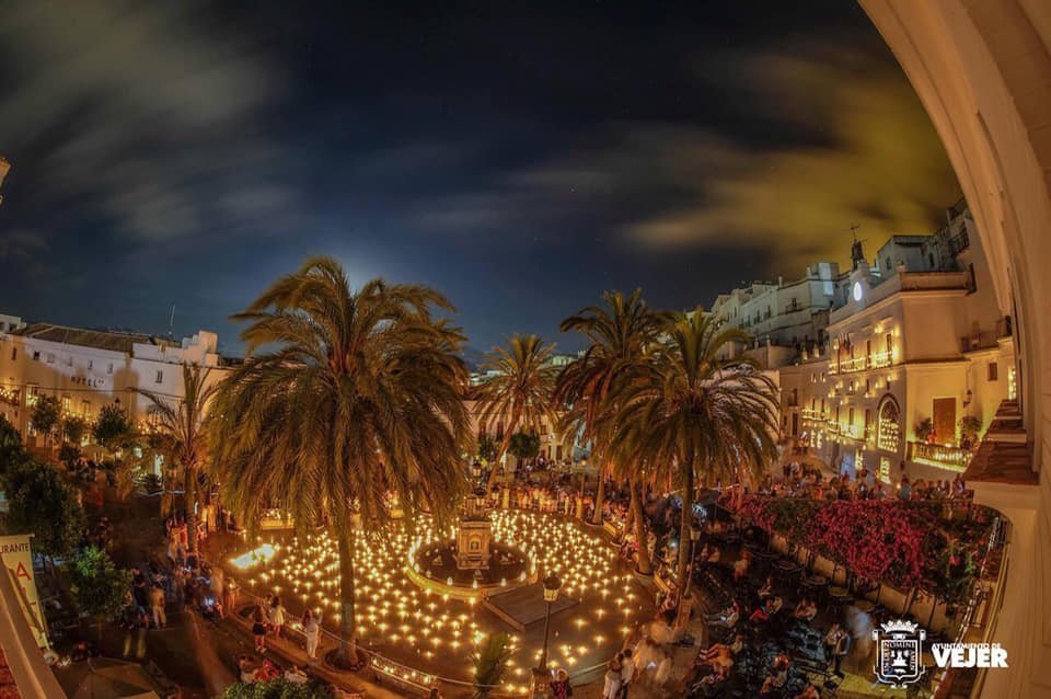 Plaza de España de Vejer iluminada por velas