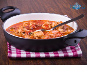 Plato de atún encebollado