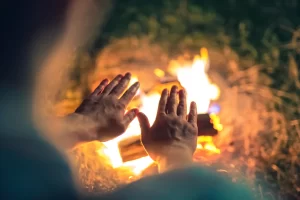 Poner la mano en el fuego