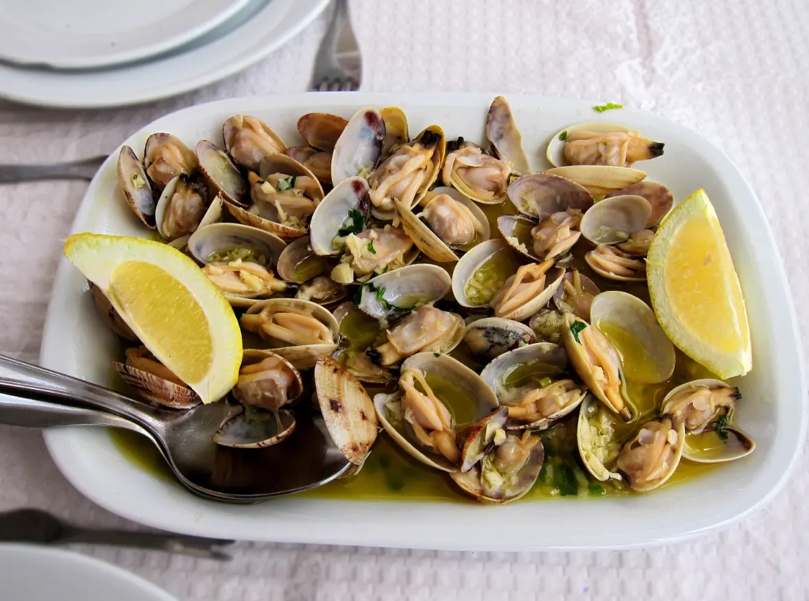 Almejas a la marinera, una receta que no te puedes perder